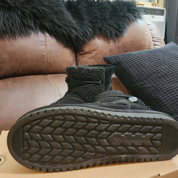 Uggs size 9 - Picture 4 of 4